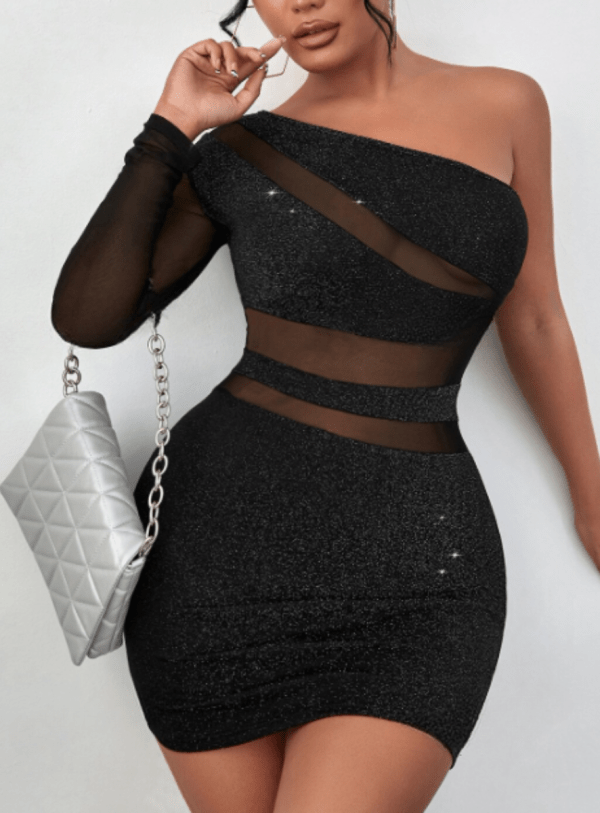 Vestido negro ajustado de una manga y brillos