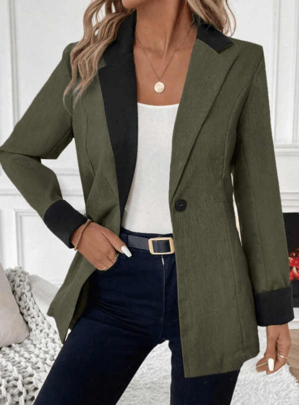 Blazer con color en contraste con solapa
