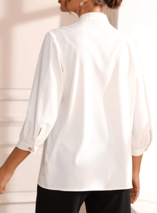 Blusa unicolor de cuello alto con botón - Imagen 2