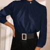 Blusa unicolor de cuello alto con botón - Imagen 3