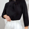Blusa unicolor de cuello alto con botón - Imagen 4