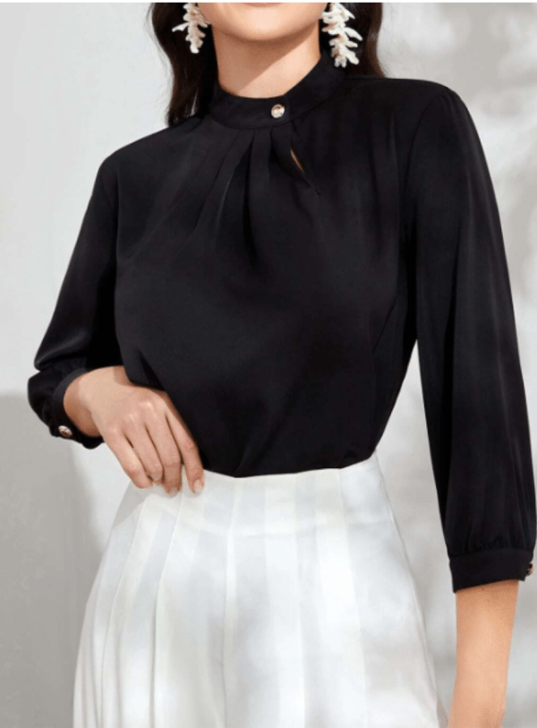 Blusa unicolor de cuello alto con botón - Imagen 4