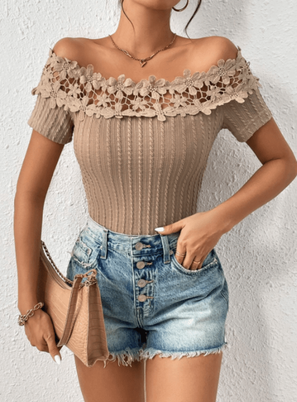 Camisa de hombros descubiertos con encaje