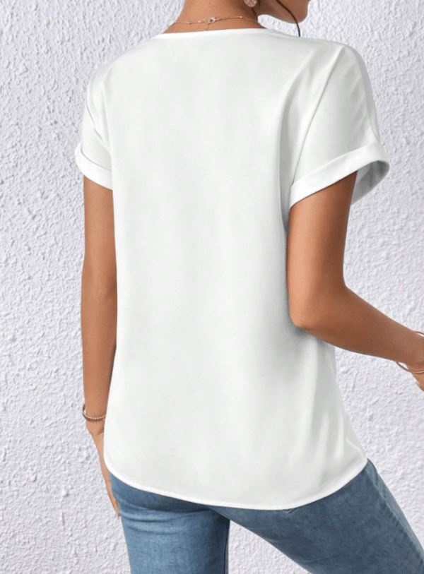 Blusa unicolor de cuello V con detalle - Imagen 2